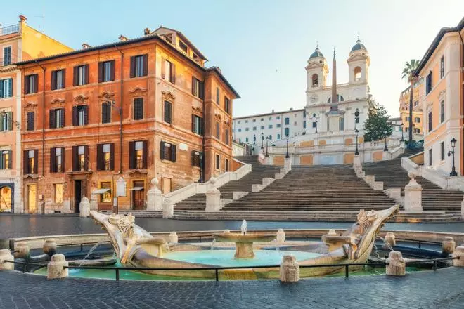 La plaza más famosa de Roma tiene una escalinata monumental y una fuente diseñada por Bernini