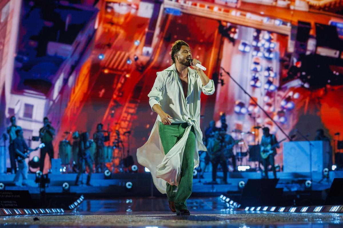 El cantante Manuel Carrasco durante su actuación ante miles de personas hoy sábado durante el primero de sus cuatro conciertos en el estadio La Cartuja de Sevilla.