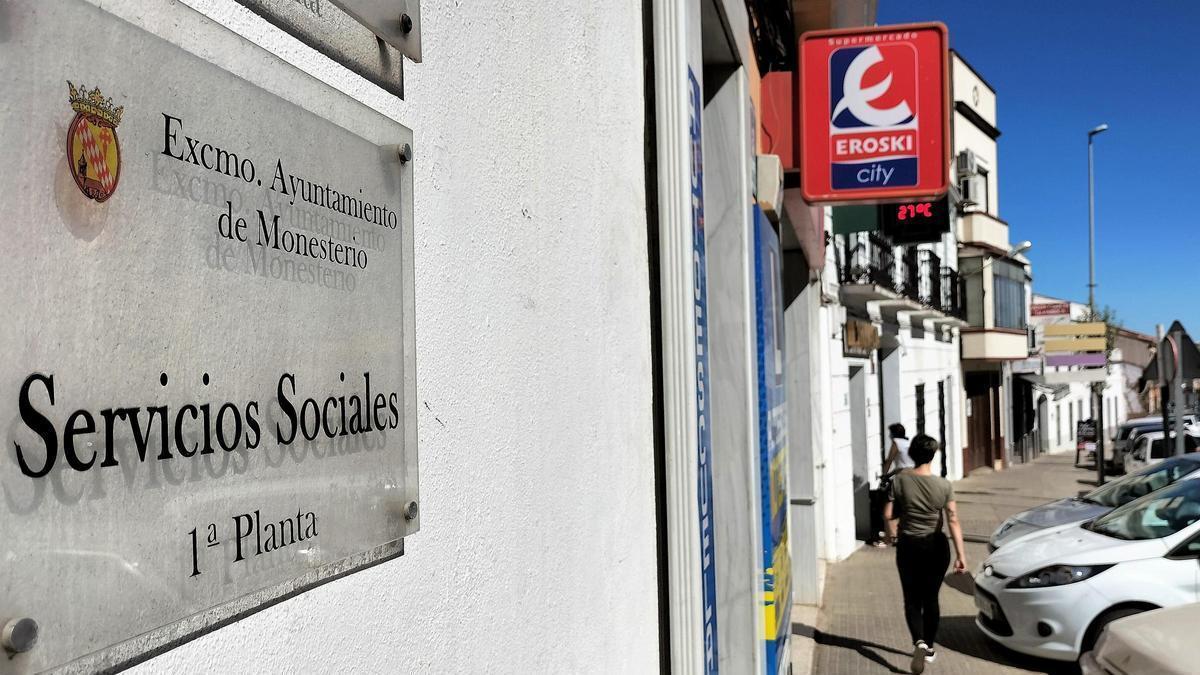 Acceso a las oficinas de los Servicios Sociales de Monesterio