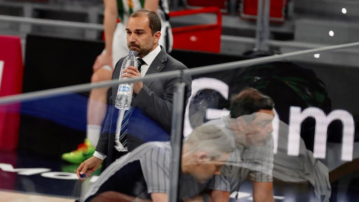 Carles Duran bebe agua durante una consulta de los colegiados al Instant replay