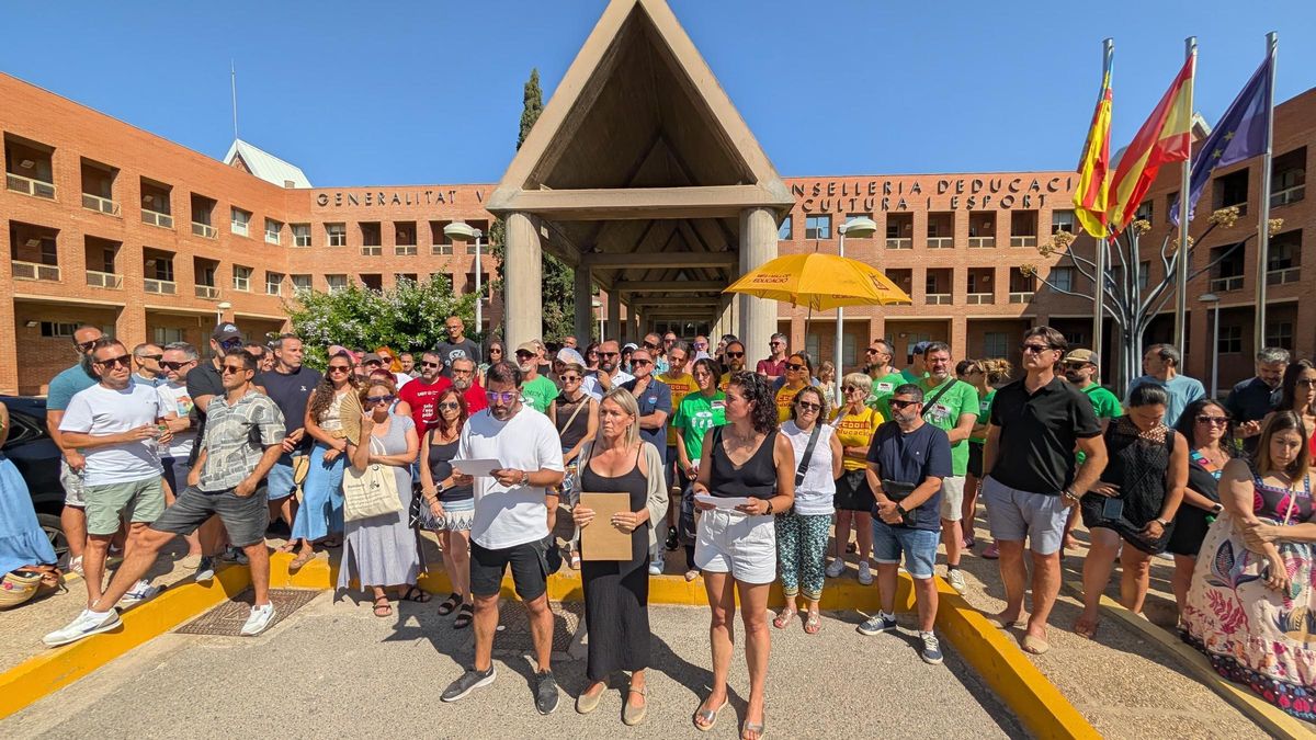 Directores Infantil y Primaria en Conselleria de Educación, para protestar por la ausencia de reuniones con el conseller.