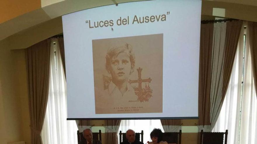 En la mesa, por la izquierda, Andrés Martínez, Juan José Tuñón y Ana Lobeto, ayer, en Covadonga.
