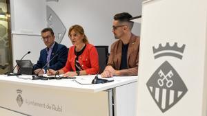 La alcaldesa de Rubí, Ana María Martínez, junto a sus concejales en rueda de prensa