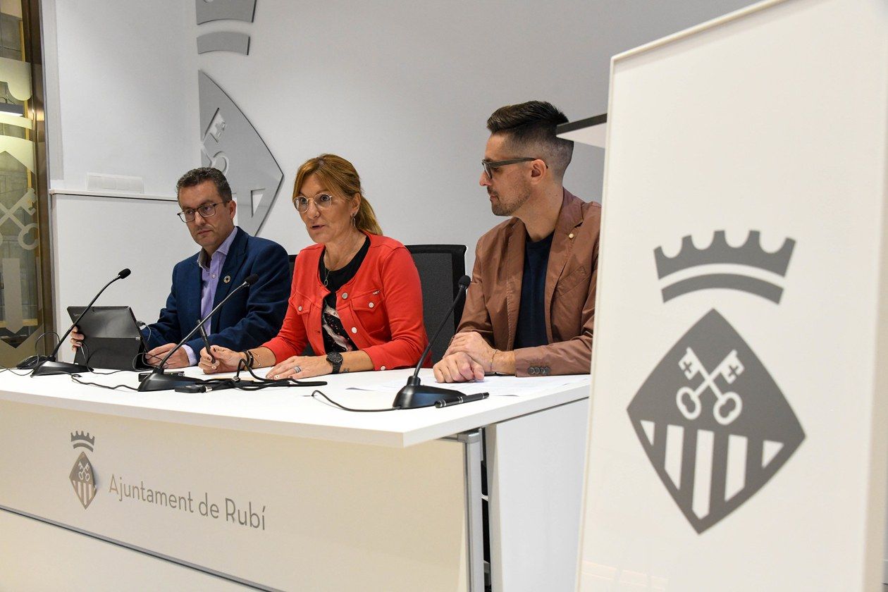 La alcaldesa de Rubí, Ana María Martínez, junto a sus concejales en rueda de prensa