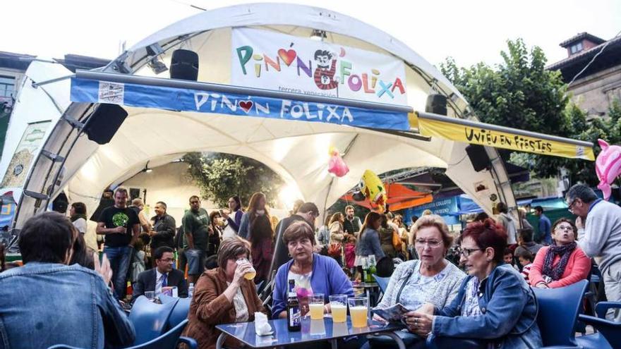 Ambiente en uno de los chiringuitos durante la edición del año pasado de las fiestas de San Mateo.