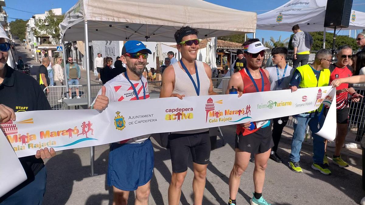 Los tres primeros clasificados posan juntos tras finalizar la Mitja Marató