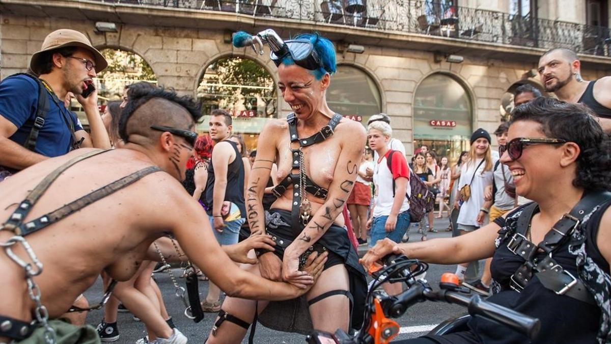 Unos manifestantes bromean durante el desfile del Orgullo Gay en Barcelona, este sábado.