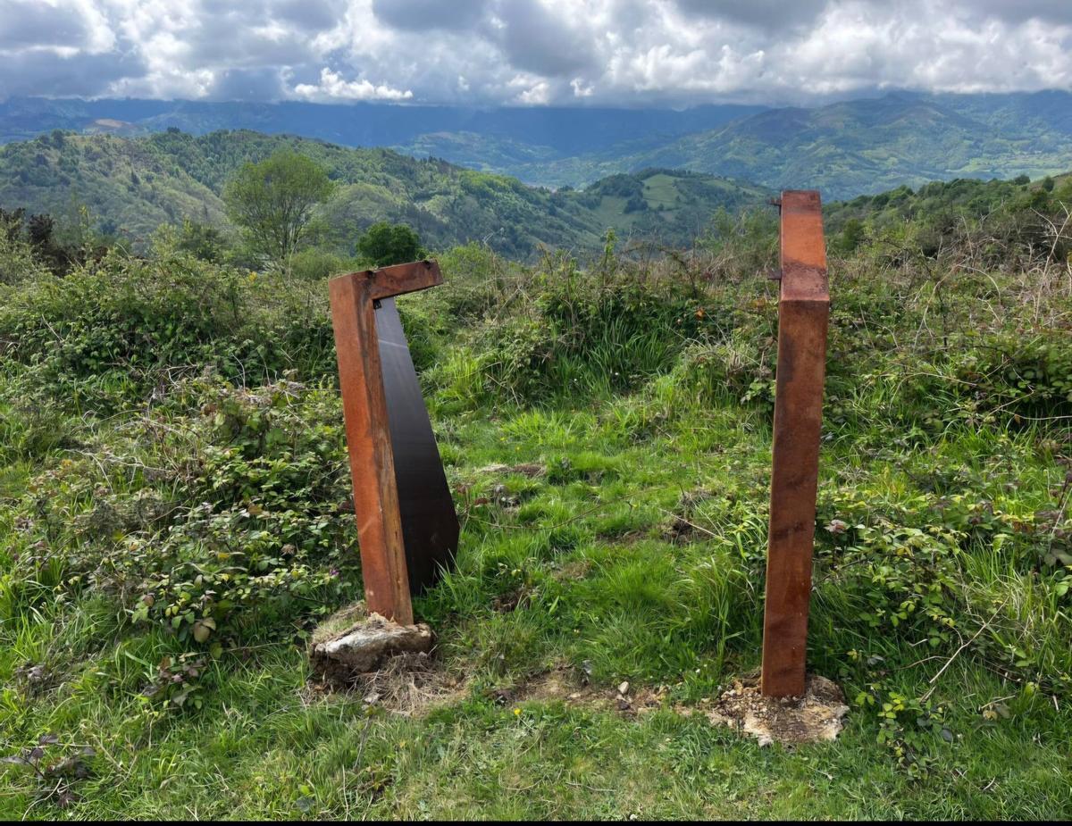 Daños en la señalización de la ruta dolménica de L'Españal, en San Martín del Rey Aurelio