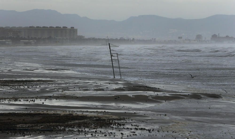 Vista general de la playa de la Malvarrosa "comida" por el agua cuando el temporal marítimo está dejando olas que superan los cinco metros de altura en Valencia.