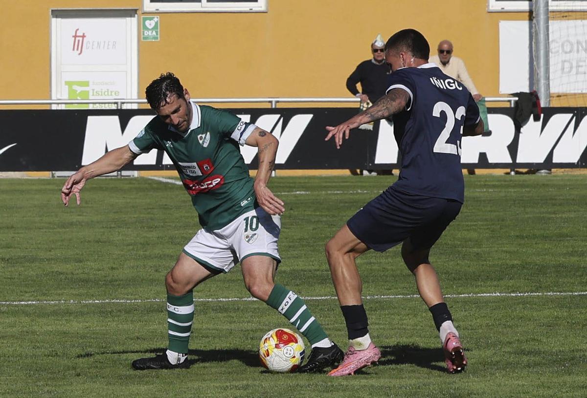 David Añón intenta controlar el balón ante la presión de un jugador rival. | ALBA VILLAR