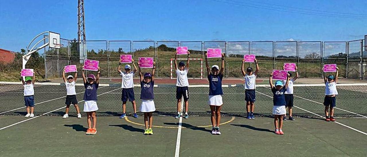 Alumnos de RDTenis&amp;Pádel, con sus diplomas.