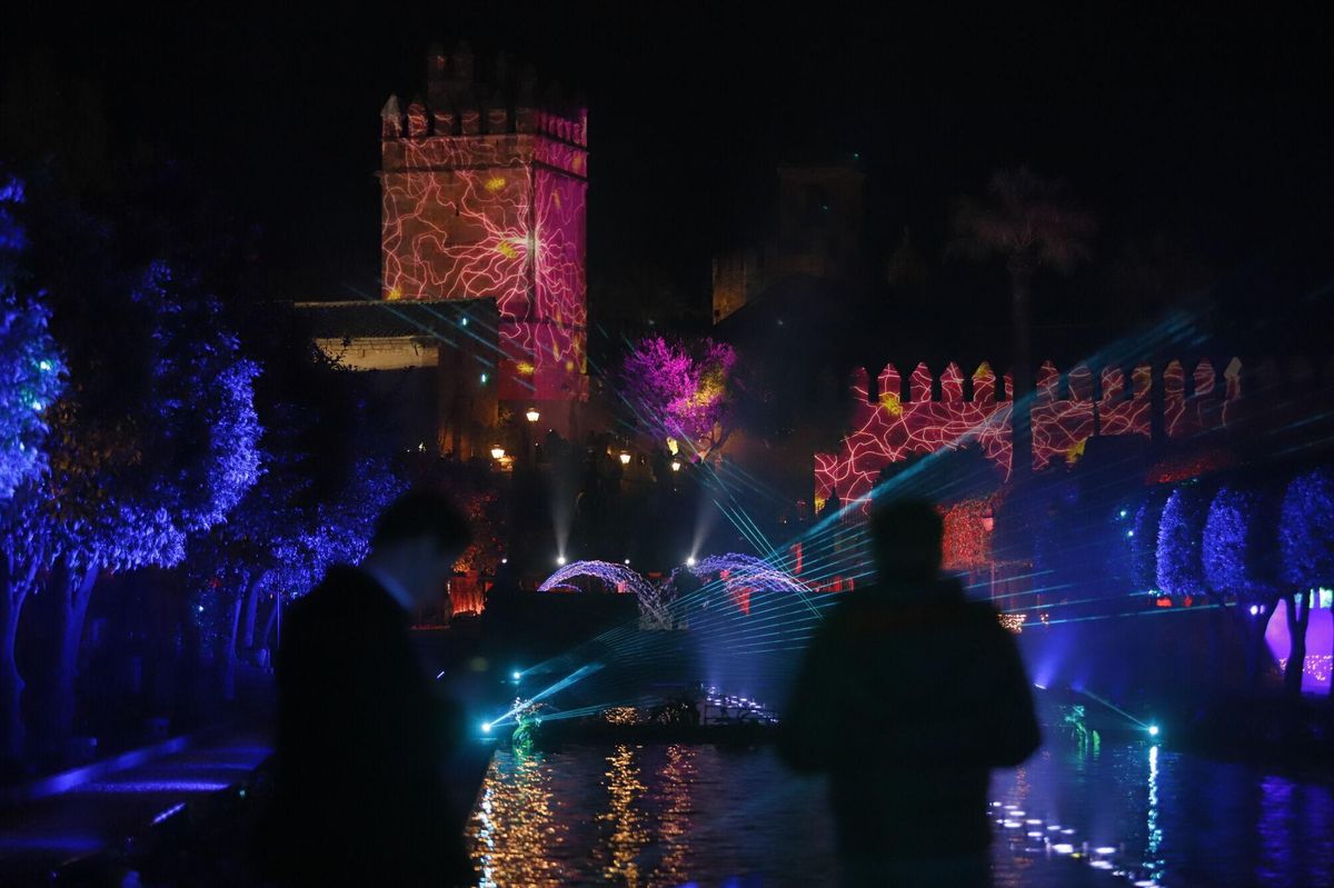 AJGonzález Córdoba Espectáculo nocturno del Alcázar raices en el jardín naturaleza encendida