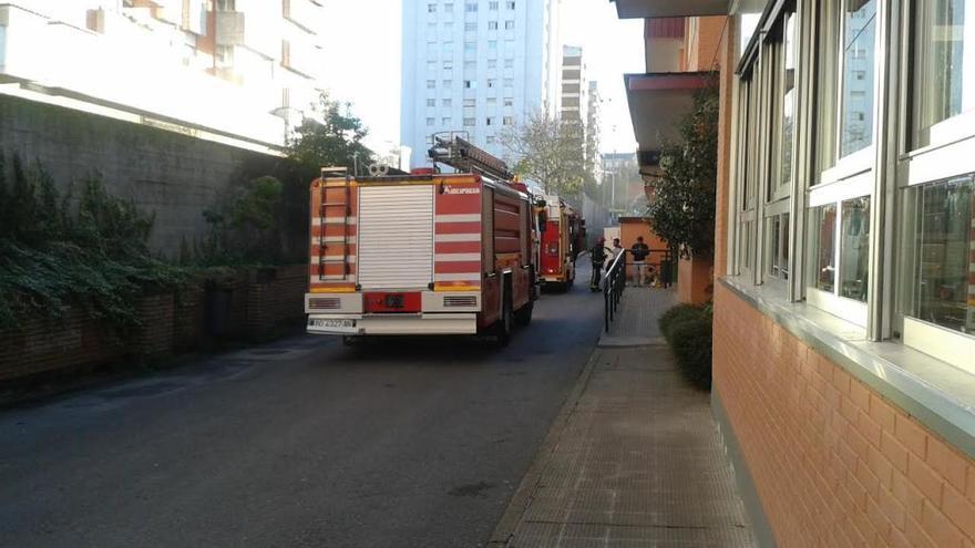 Un coche de Bomberos, junto al cuarto de la caldera