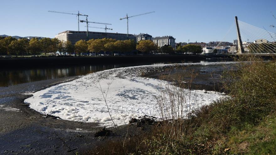 Aparece una gran mancha de espuma en el Lérez, frente a la Illa das Esculturas