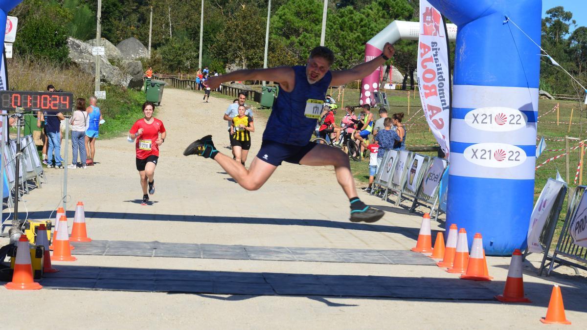 Un corredor celebra su entrada en meta tras completar los 10 kilómetros.