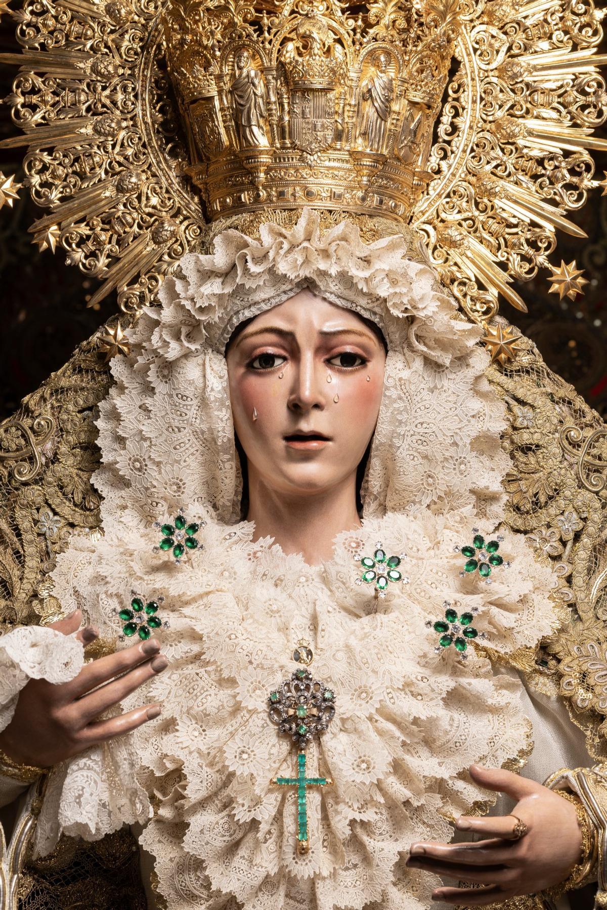 Las imágenes de la Santísima Virgen de la Esperanza Macarena y Nuestro Padre Jesús de la Sentencia, de la hermandad de La Macarena, ya en sus pasos