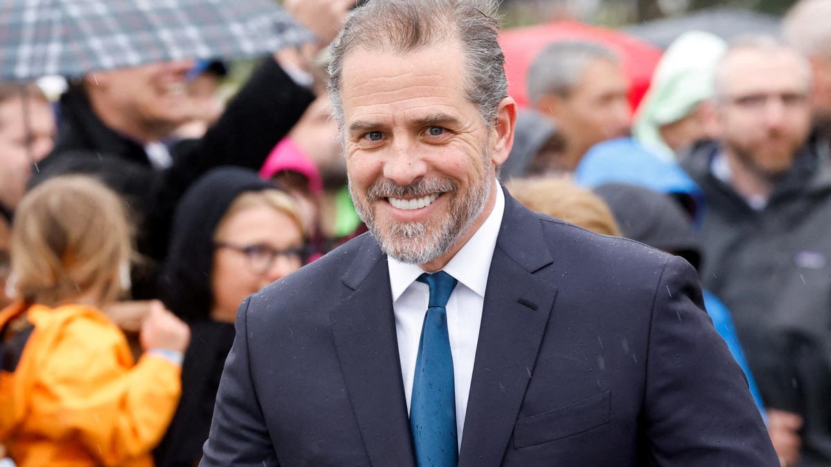 Hunter Biden, hijo de Joe Biden, se declara culpable de tres delitos para esquivar la cárcel.