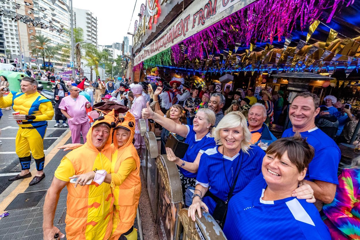 Los británicos desafían a la lluvia y celebran su "Fancy Dress Party" en Benidorm