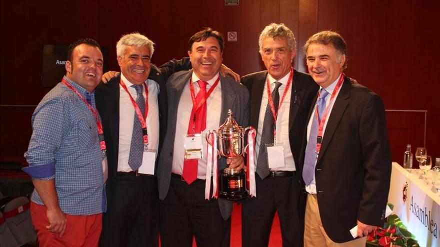 Villar entrega al Santa Teresa extremeño el trofeo de campeón
