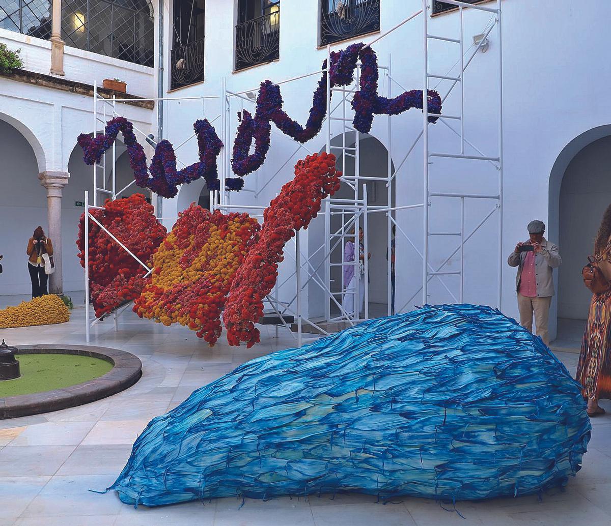 La obra 'Celula', de Flowgardenz, en el patio renacentista del Palacio de Orive.