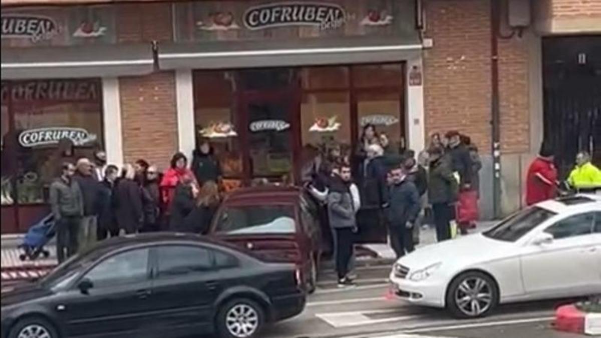 El turismo subido en la acera de la Plaza Virgen de la Vega.