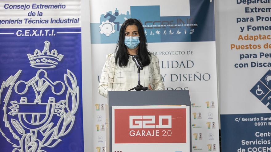 Inmaculada Barrero, jefa de sección de la Dirección General de Trabajo de la Junta de Extremadura, durante su intervención.