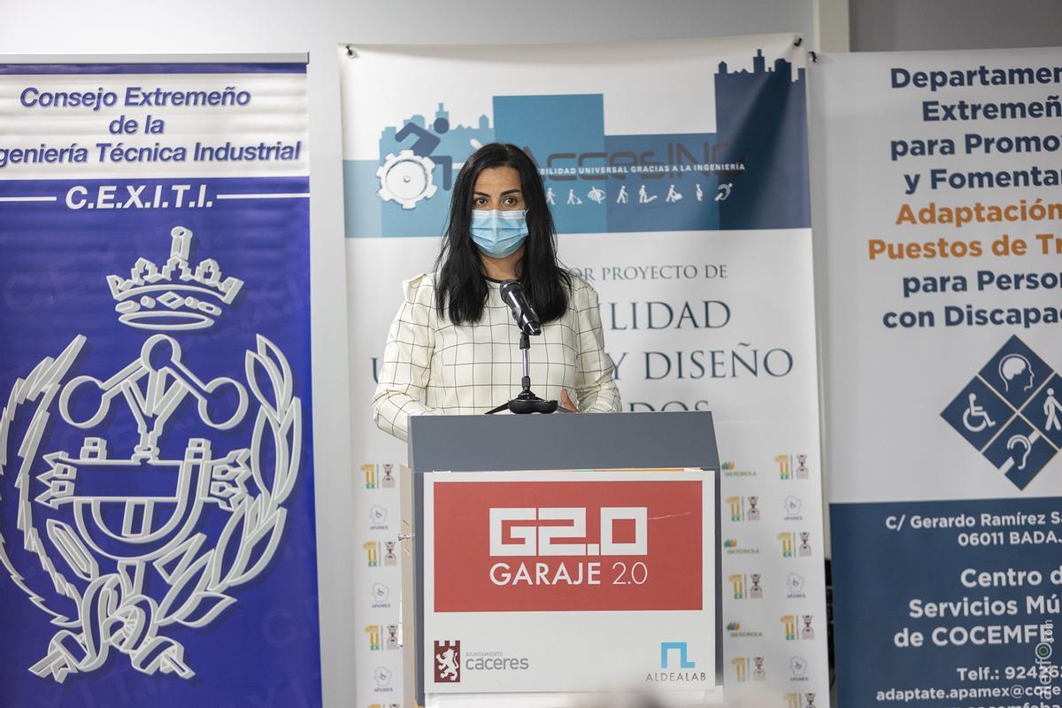 Inmaculada Barrero, jefa de sección de la Dirección General de Trabajo de la Junta de Extremadura, durante su intervención.