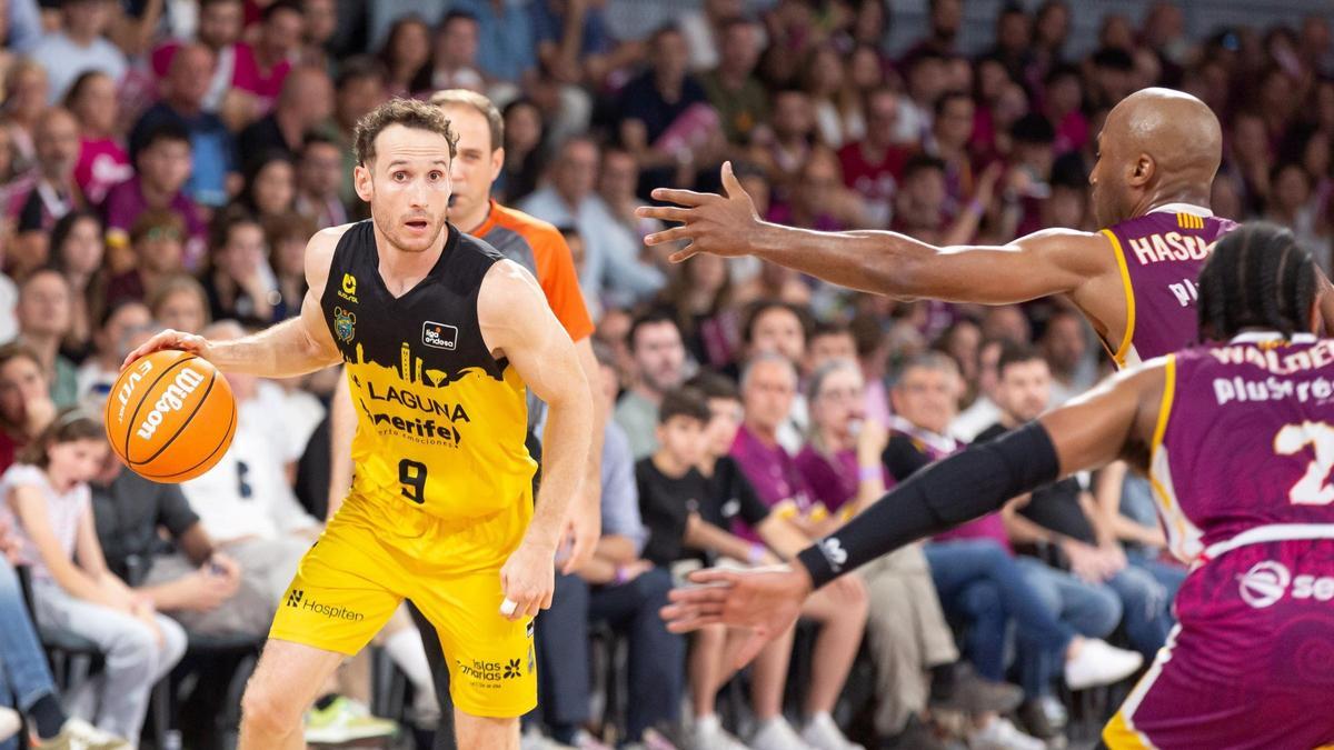 Marce Huertas busca el pase ante la defensa del Lleida.