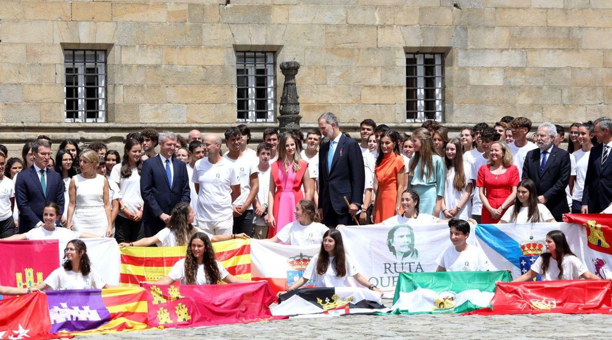 La familia real, con Feijóo, Díaz, Rueda, Calviño, Santalices,Miñones y miembros de la ruta Quetzal. | // XOÁN ÁLVAREZ