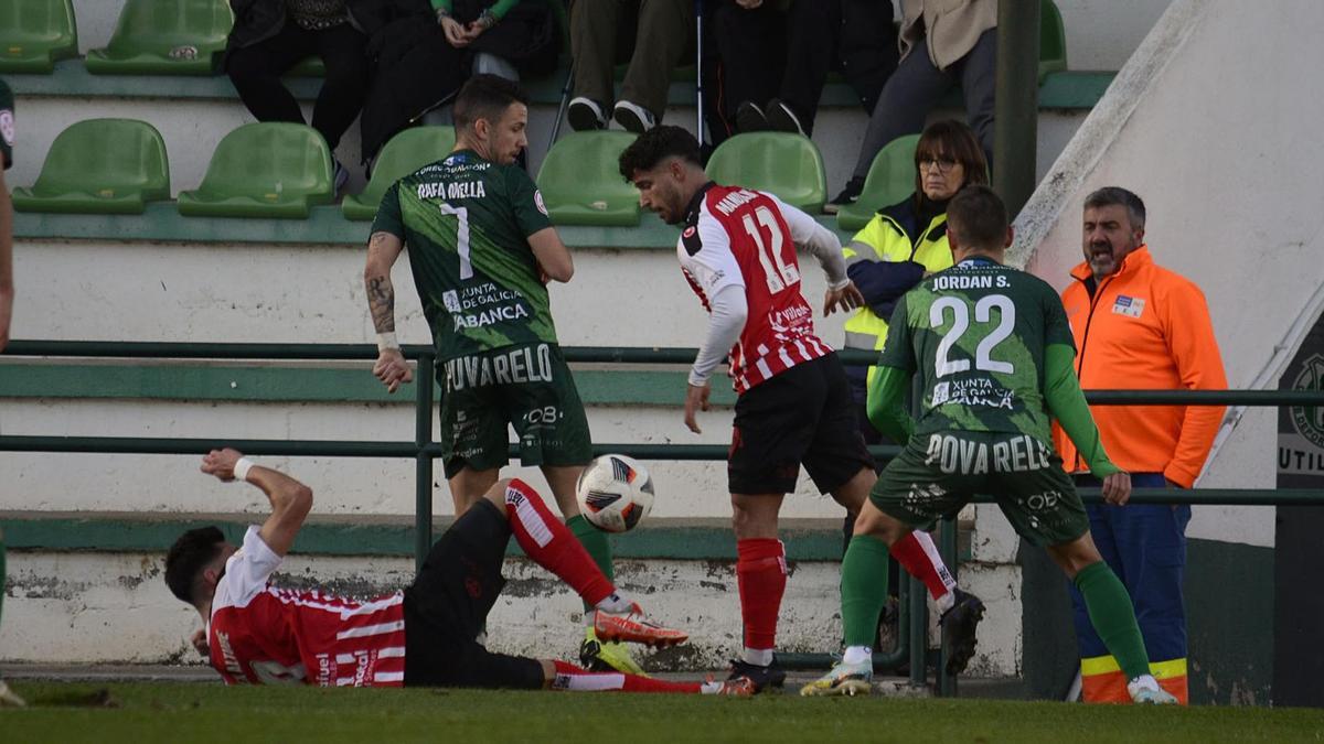 Dos jugadores del Zamora CF disputan el balón.