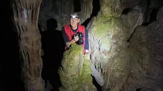 Hallan cientos de inscripciones de soldados del ejército de Napoleón en una cueva de Cabrera a 50 metros de profundidad