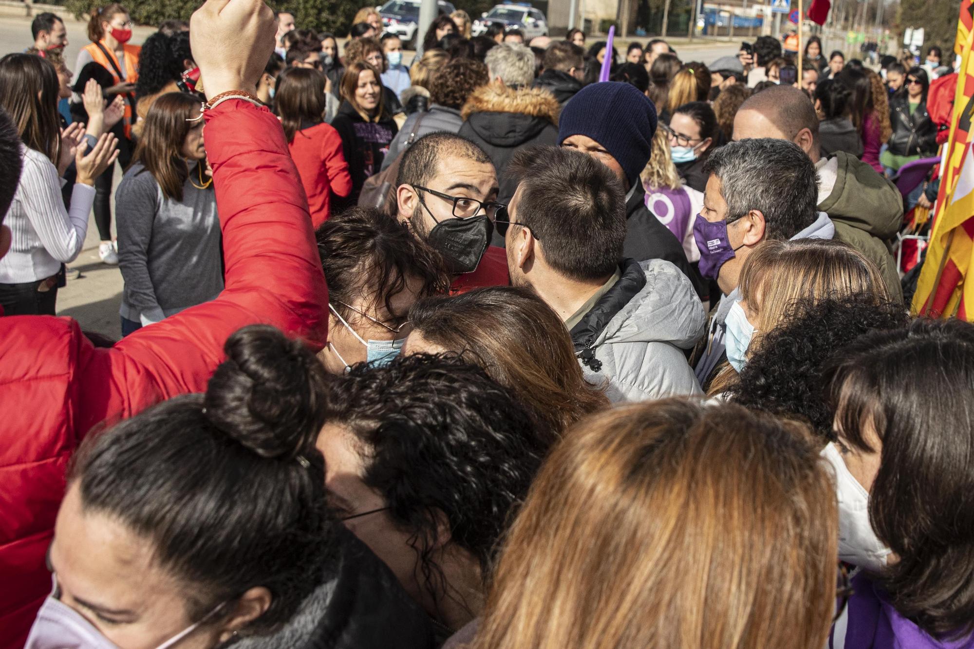 Protesta davant la fàbrica de Louis Vuitton a Campllong - Diari de Girona