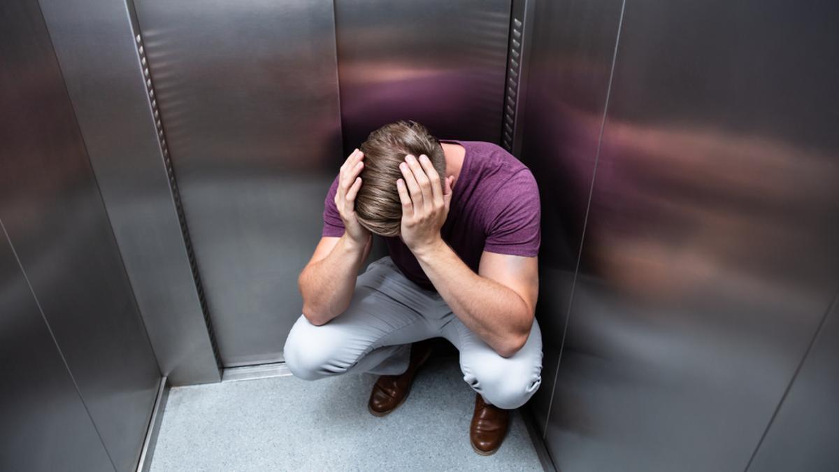 Una persona en el ascensor.