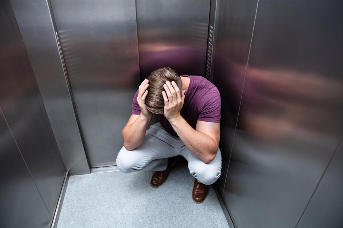 Una persona en el ascensor.
