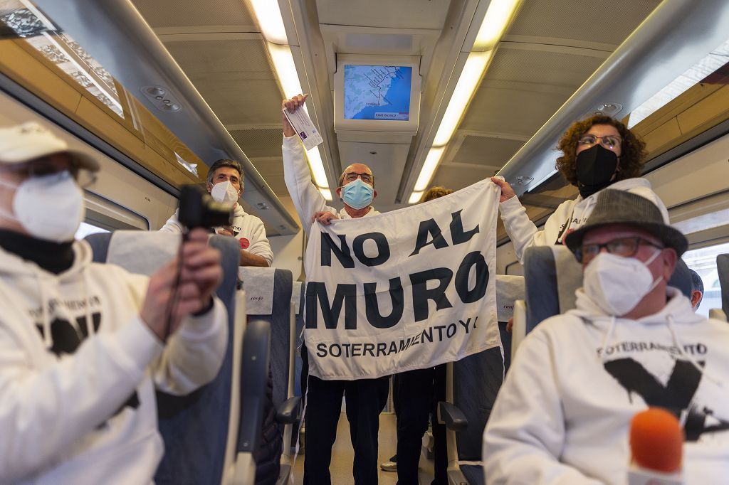 Los vecinos de las vías, celebran su primer viaje en el nuevo tren soterrado