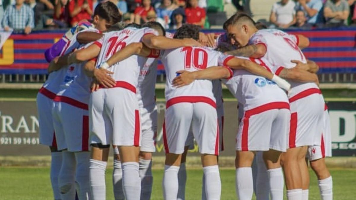 Piña de los jugadores del Llerenense en su última salida a Segovia.