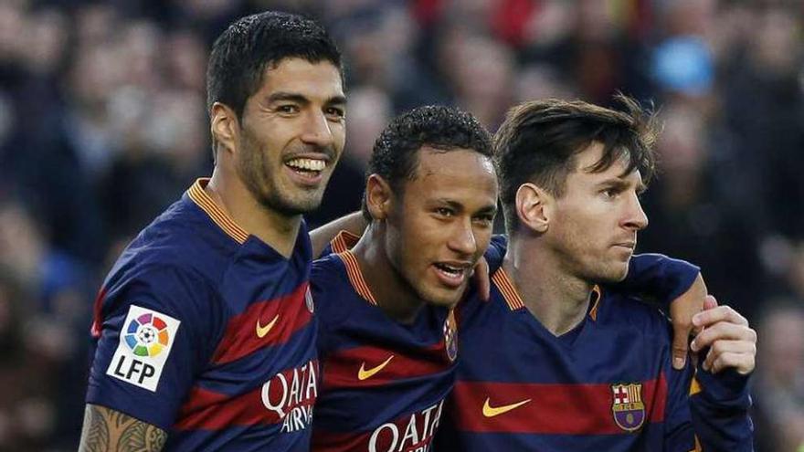 Suárez, Neymar y Messi celebran un gol frente a la Real Sociedad. Foto Efe