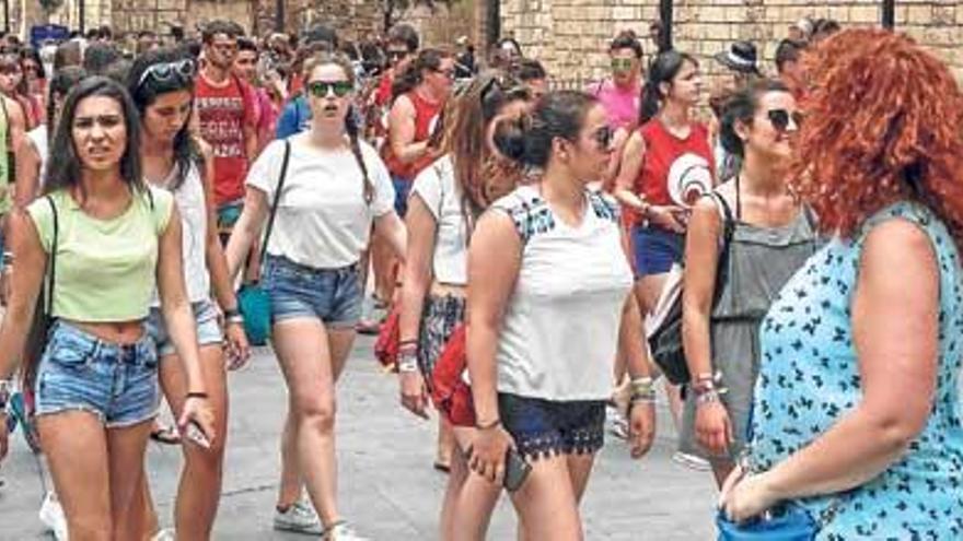 Turistas en el centro de Palma, durante este verano de afluencia récord.