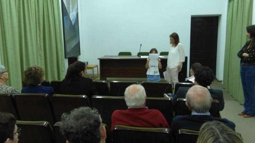 Aficionados disfrutan de un momento de la lectura colectiva celebrada ayer en la Casa Municipal de Cultura de Toro.