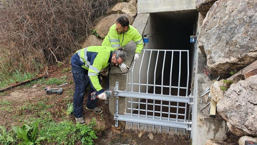 Igualada col·loca reixes per evitar que les tovalloletes arribin al riu Anoia