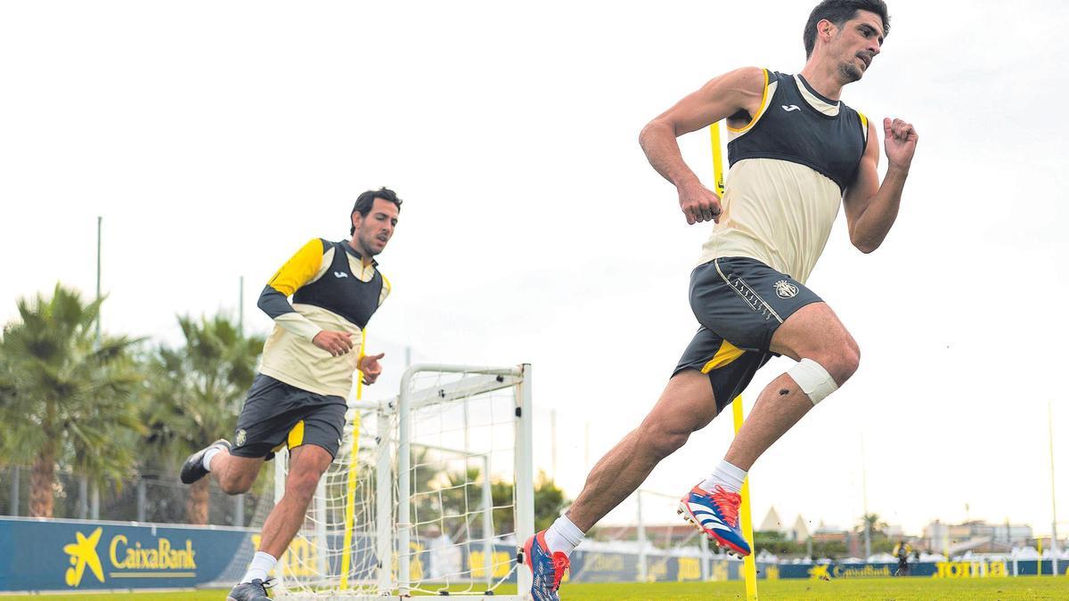 Gerard Moreno, con su habitual vendaje en la parte baja de la rodilla derecha, en un entrenamientoreciente en la Ciudad Deportiva José Manuel Llaneza junto a Dani Parejo.
