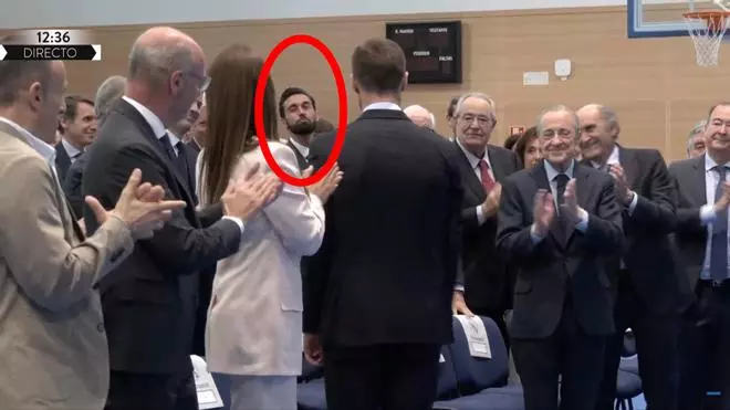 El divertido gesto de Arbeloa a Xabi Alonso en su presentación como entrenador del Real Madrid