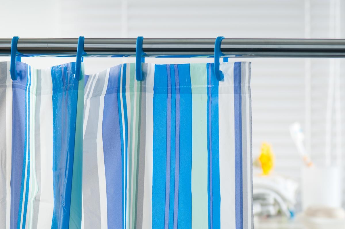 Con las cortinas de ducha de plástico hay que tener varios cuidados.
