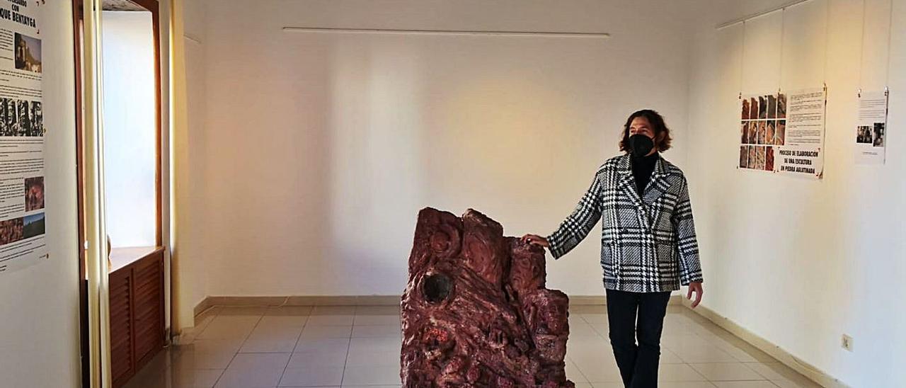 La artista Cristina Vasallo junto a la obra central de la exposición que recrea la resistencia de los últimos aborígenes.