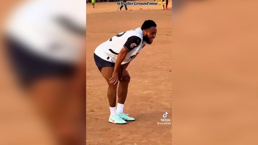Ejuke se juega su físico en Nigeria en un campo de tierra