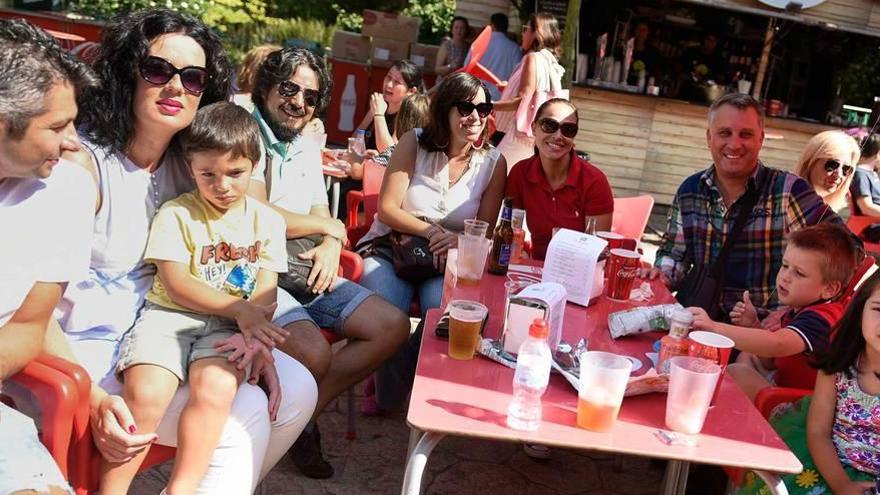 Pedro Barbero, a la derecha, junto a su familia y amigos.