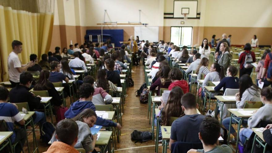 Estudiantes durante las pruebas de acceso a la Universidad en Avilés. | R. S.