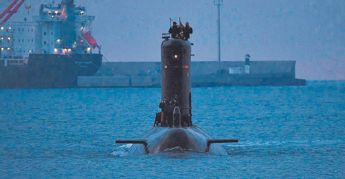 El Tramontana, llegando a su base de Cartagena al anochecer.