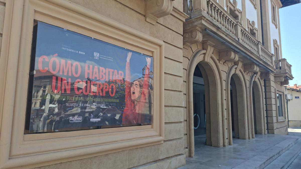 Cartel promocional de la cita, en el exterior del Teatro Riera, en Villaviciosa.