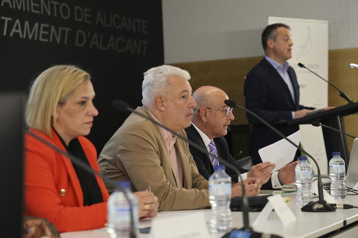 La charla de un colectivo pro español sobre la consulta de la lengua en Alicante, con el secretario de Educación y Ampas